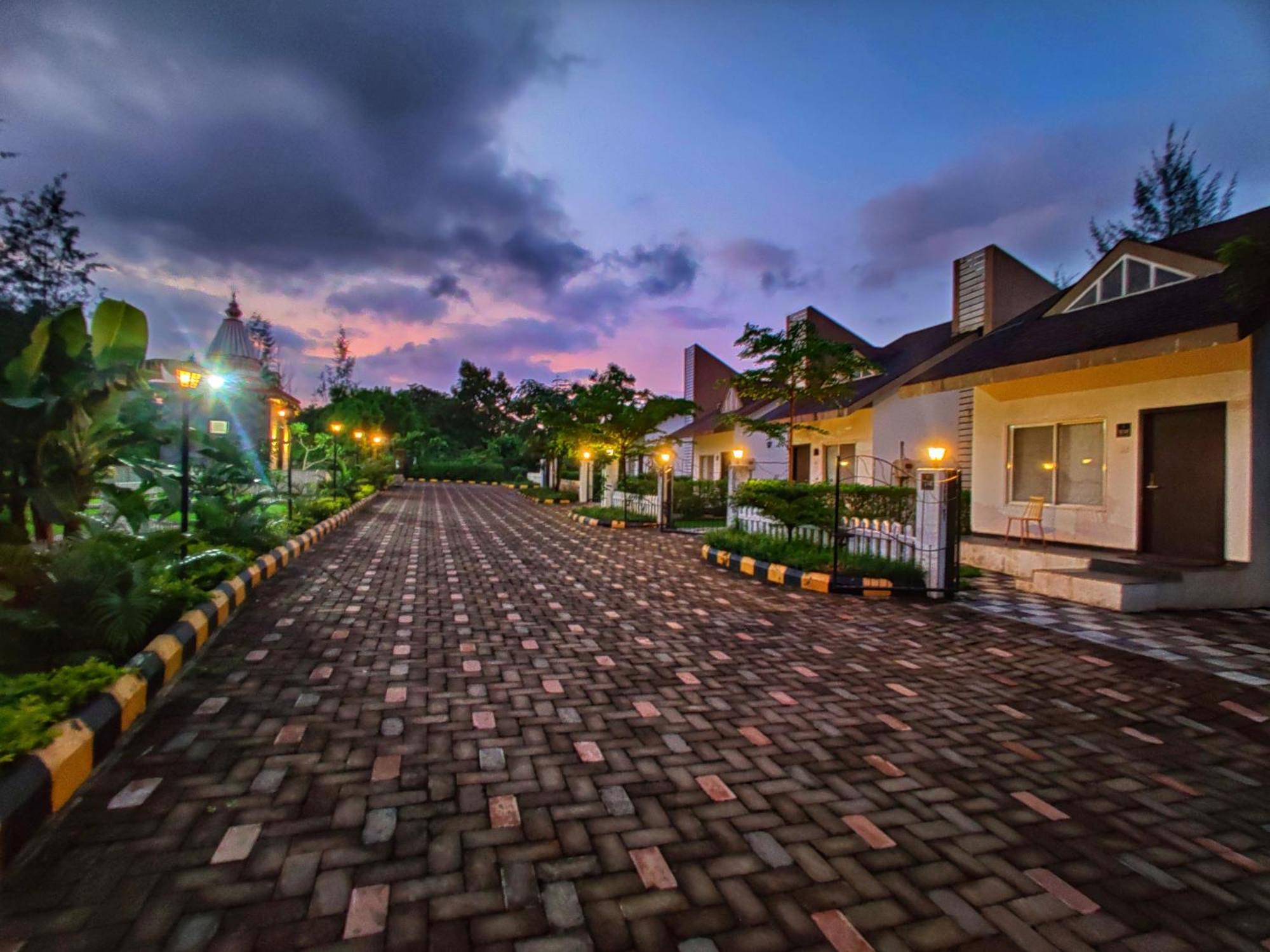 Pushpam Sanskruti Resort Karjat - A Pure Veg Resort Dhamni ภายนอก รูปภาพ